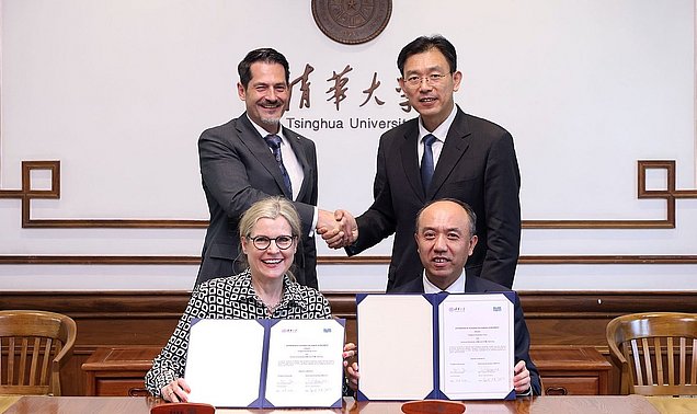 Präsident Thomas F. Hofmann mit Vizepräsidentin Juliane Winkelmann und dem Präsidenten der Tsinghua University Peking